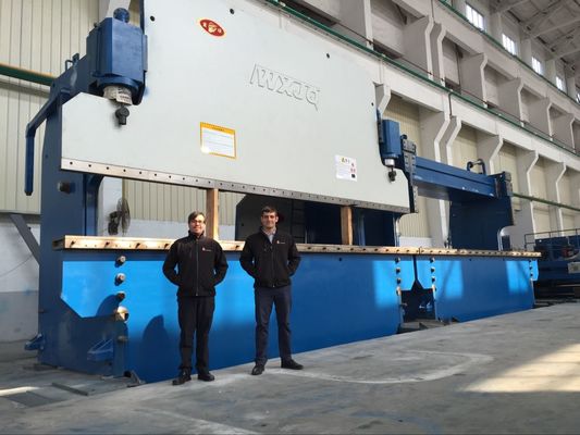 Precyzyjna hydrauliczna prasa krawędziowa CNC z tylnym zderzakiem serwosilnika i prowadnicą liniową ze śrubą kulową zapewniającą dokładność ± 0,05 mm