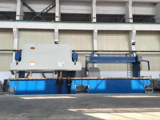 4+1 osi CNC hydrauliczne hamulce prasowe z Delem DA53T sterownika do 135 ton zgięcia blachy metalowej