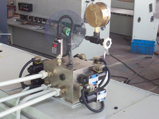 Maszyna do strzyżenia płyt metalowych Guillotine Hydraulic CNC Sheet Metal Shearer Maszyna do strzyżenia płyt metalowych Waga waha się od 2000kg do 10000kg Precyzyjne rozwiązanie cięcia