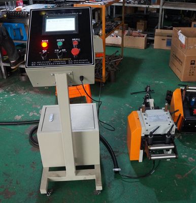 Sprzęt do podawania cewki o masie 200 ton przeznaczony do obsługi cewki o masie 5 ton, nadający się do zastosowań przemysłowych ciężkich