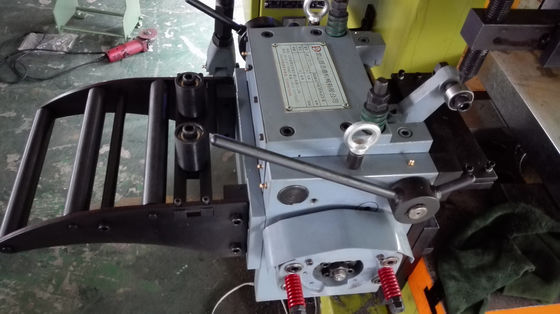 Linia zasilająca o średnicy 20 mm, wykorzystująca serwomotor Yaskawy lub Mitsubishi i 200 ton ciśnienia zapewniającą produkcję