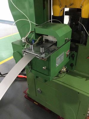 System podawania cewki montowany na podłodze, zbudowany do obsługi zakresu grubości cewki od 0,3 mm do 6 mm, zwiększający automatyzację linii produkcyjnej